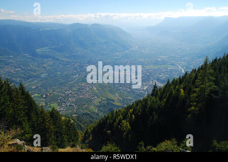 Une vue de la vallée de l'Adige de Merano à Bolzano, qui se tenait à côté de l'auberge de montagne "utkopf» (Meran, le Tyrol du Sud, Italie) Banque D'Images