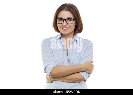 Smiling young woman with folded arms sur fond blanc, isolé. Banque D'Images