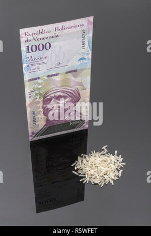 L'hyperinflation concept - bolivar vénézuélien Fuerte (type) avec un aliment (grains de riz) - métaphore la spirale de l'inflation au Venezuela et de l'argent sans valeur. Banque D'Images