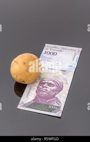 L'hyperinflation concept - bolivar vénézuélien Fuerte (type) avec un aliment (pomme de terre) - métaphore la spirale de l'inflation au Venezuela et de l'argent sans valeur. Banque D'Images