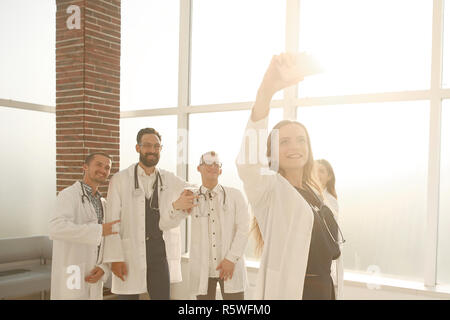 Équipe de médecins au centre médical de prendre un. selfies Banque D'Images