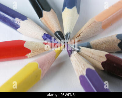 Close up.crayons de couleur empilés dans un cercle sur une white Banque D'Images