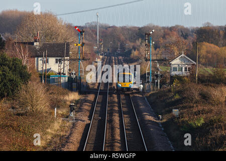 Transpennine Express 185 première classe train passant le signal mécanique fort et support de signaux de sémaphore Welton, passage à niveau, l'East Yorkshire Banque D'Images