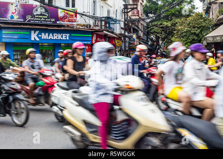 Hanoi, Vietnam - CIRCA Octobre 2015 : on estime qu'environ 5 millions de scooters et motos à Hanoi. La pollution devient du vrai problème. Banque D'Images