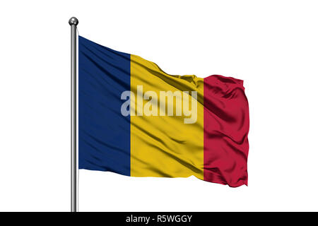 Brandissant le drapeau du Tchad dans le vent, isolé sur fond blanc. Drapeau tchadien. Banque D'Images