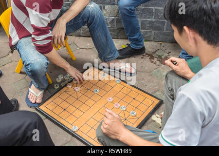 2 Les hommes, dans la rue à Hanoi, Vietnam, jouer Xiangqi, populaire en Asie jeu de société, connu aussi sous le nom d'échecs chinois. Banque D'Images