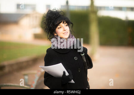 Femme marche le long d'un sentier pour la réalisation de la paperasserie, Allemagne Banque D'Images