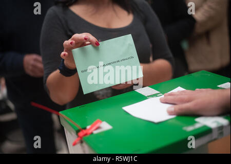 Une femme est titulaire d'un bulletin de vote avant le jette dans un bureau de vote pendant les élections régionales en Andalousie. Le vote en Andalousie, marquée par l'essor du parti de droite radicale espagnol VOX et son éventuelle entrée dans l'Andalousie avec le Parlement selon les derniers sondages, supposons que le premier test qui déterminera l'évolution future de la politique espagnole pour les élections générales en Espagne. Banque D'Images