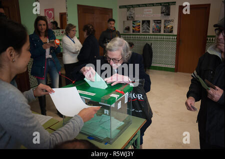 Une femme âgée jette son vote à un bureau de vote pendant les élections régionales en Andalousie. Le vote en Andalousie, marquée par l'essor du parti de droite radicale espagnol VOX et son éventuelle entrée dans l'Andalousie avec le Parlement selon les derniers sondages, supposons que le premier test qui déterminera l'évolution future de la politique espagnole pour les élections générales en Espagne. Banque D'Images