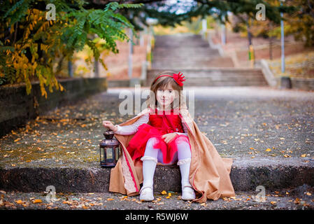 Fille assise sur un pas de porter une robe de princesse costume, Bulgarie Banque D'Images