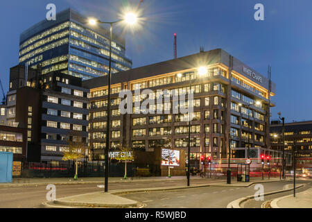 La chapelle blanche Building at night, 10 Whitechapel High Street E1 Banque D'Images