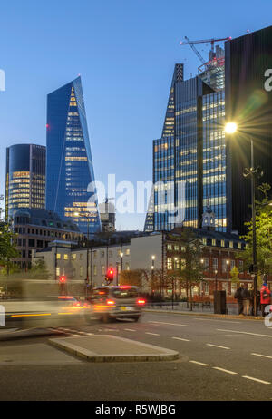 L'Angleterre, ville de Londres, vue depuis le coin de Minories et Aldgate High Street des immeubles de bureaux de grande hauteur moderne Banque D'Images