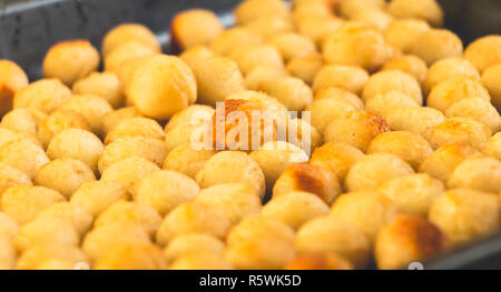 Purée de pommes de terre sautées dans une poêle boules Banque D'Images