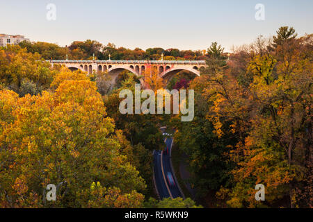 Les voitures qui circulent dans Rock Creek Park pendant les heures de la couleur de l'automne et sous pont Taft Banque D'Images