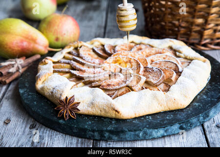 Tourte aux pommes, poires et cannelle sur un vieux fond de bois Banque D'Images