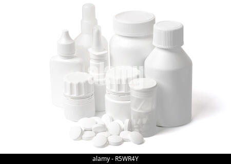 Plusieurs bouteilles médical propre blanc et une pile de comprimés ronds blancs sur fond blanc avec éclairage studio shot Banque D'Images