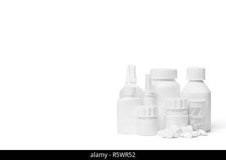Plusieurs bouteilles médical propre blanc et une pile de comprimés ronds blancs sur fond blanc avec éclairage studio shot Banque D'Images