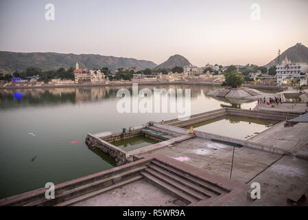 Ghats sur le lac Pushkar, Pushkar, Rajasthan, Inde Banque D'Images