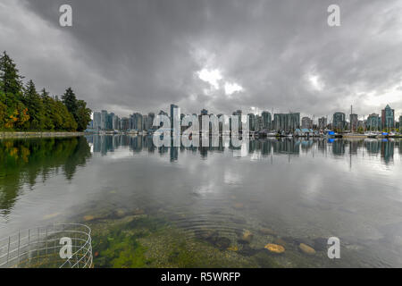 Vue panoramique du centre-ville de Vancouver, du Parc Stanley à Vancouver, Canada. Banque D'Images