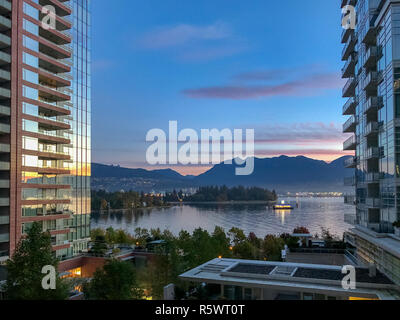 Vue sur le centre-ville de Vancouver Harbour à l'aube à Vancouver, Colombie-Britannique, Canada Banque D'Images