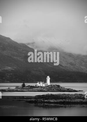 Vue de l'Isle Ornsay populaire phare. Île rocheuse au sud-est de l'île de Skye, Ecosse, Royaume-Uni. Banque D'Images