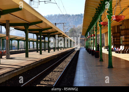 SINAIA, Roumanie - le 9 novembre 2018. Gare de ville historique de Sinaia, célèbre station dans les montagnes des Carpates, la Vallée de Prahova, Roumanie Banque D'Images