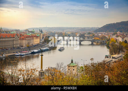 Vue de la ponts historiques, la vieille ville de Prague et de la Vltava dans le point de vue populaire parc Letna ou Letenske sady, République Tchèque Banque D'Images