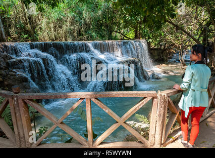 Regardez l'un des touristes de sexe féminin les chutes d'eau à l'Tat Kuang Si Falls (Cascades de Kuang Si) un favori à côté de Luang Prabang, Laos, République Banque D'Images