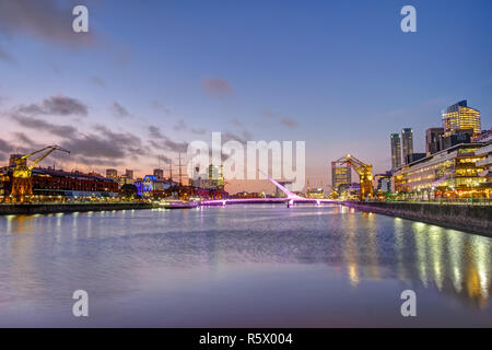 Puerto Madero de Buenos Aires en AbenddÃ¤mmerung der Banque D'Images