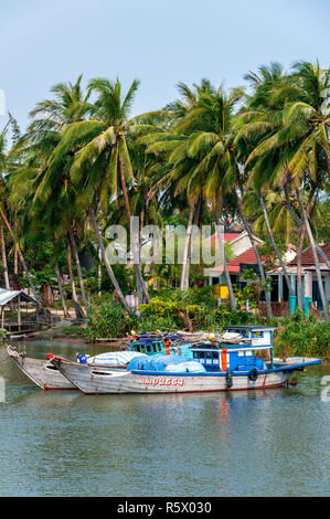 Deux bateaux de pêche traditionnels vietnamiens amarré sur la rivière à la périphérie de Hoi An, Vietnam Banque D'Images