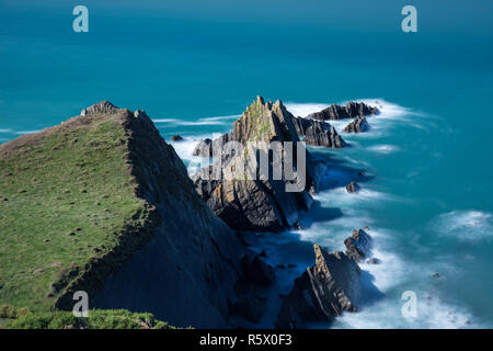 Belle et robuste à la côte nord du Devon Hartland Quay le long de la south west coast path Banque D'Images
