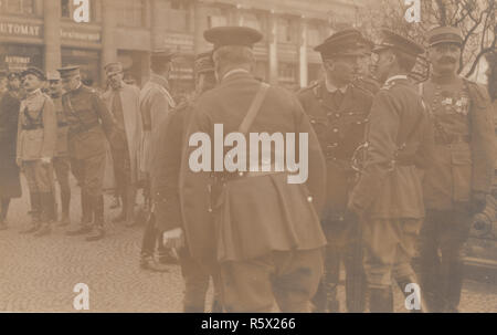 Vintage Carte postale photographique de WW1 British les commandants de l'armée française alliée à la discussion avec les chefs militaires. Banque D'Images