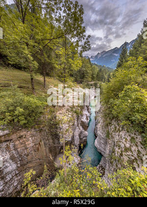 La Gorge de la rivière Soca Soca proche village dans le parc national du Triglav, Alpes Juliennes, Slovénie Europe Banque D'Images