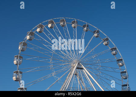 Bournemouth Dorset UK - 19 octobre 2018 : la grande roue attraction sur Pier approche avec ciel bleu en arrière-plan Banque D'Images
