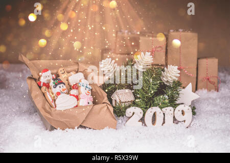 Dans une boîte d'épices de Noël, Décorations de Noël et de cadeaux sur fond de bois avec la neige. Joyeux Noël et bonne année 2019. Banque D'Images