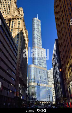 Chicago, Illinois, USA. Trump Tower brillait au soleil du matin comme vu à travers le canyon formé par l'ancienne architecture le long de Wabash Avenue. Banque D'Images