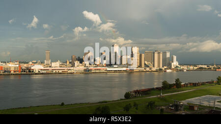 La rivière Mississippi coule par le front de la Nouvelle Orléans de compensation rougeoyant arc-en-ciel de tempête Banque D'Images