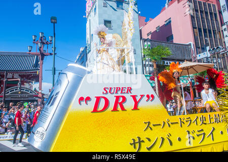 TOKYO - 25 Août : Les participants au carnaval de samba d'Asakusa à Tokyo au Japon le 25 août 2018. L'Asakusa samba carnival est le plus grand du genre en Banque D'Images