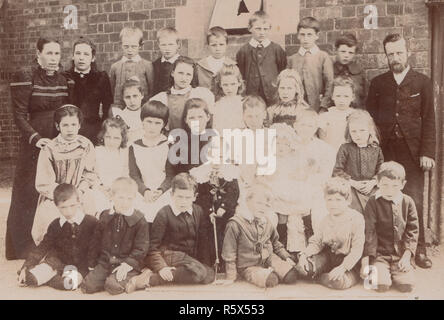 * Vintage Carte Cabinet montrant un groupe d'infirmières de l'école les enfants et leurs enseignants. Banque D'Images