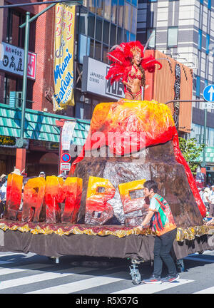 TOKYO - 25 Août : Les participants au carnaval de samba d'Asakusa à Tokyo au Japon le 25 août 2018. L'Asakusa samba carnival est le plus grand du genre en Banque D'Images