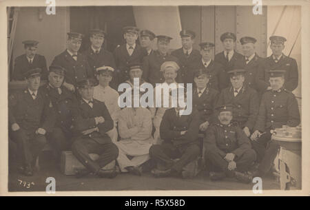 * Vintage Carte postale photographique de marins de la Marine royale l'un des marins porte un HMS Renown Hat. Banque D'Images