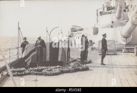 * Vintage Carte postale photographique de marins de la Marine royale garde un cercueil sur le pont d'un M. H.S.Queen Elizabeth. Banque D'Images