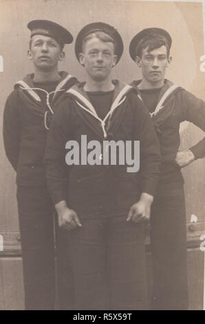 * Vintage Carte postale photographique de trois marins de la Marine royale britannique de S.M.S.Suffolk. Banque D'Images