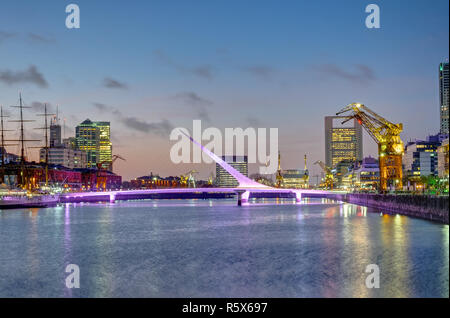 Puerto Madero Puente de la mujer à Buenos Aires au crépuscule Banque D'Images