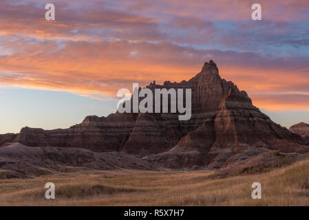 Les corniches à coucher du soleil près de Cedar Pass Lodge. Badlands NP, S. Dakota, USA, octobre, par Dominique Braud/Dembinsky Assoc Photo Banque D'Images