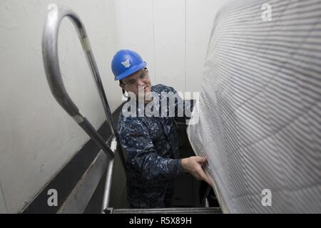 NEWPORT NEWS, Virginie (13 avril 2017) 3ème classe de contrôleur de la circulation aérienne Jacob Moody, de Florence, Caroline du Sud, se déplace des matelas pour un accostage à bord du porte-avions de classe Nimitz USS ABRAHAM LINCOLN (CVN 72). Abraham Lincoln est à l'étape finale d'un ravitaillement de quatre ans et complexe de révision et seront livrés à la flotte au début de 2017. Banque D'Images