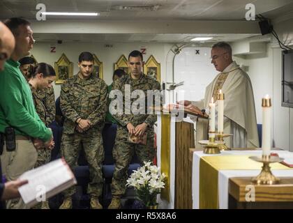 Mer de Chine du Sud (16 avril 2017) navire d'assaut amphibie USS Makin Island (DG 8), aumônier de la Cmdr. Thomas Ianucci, de Virginia Beach, en Virginie, mène des messe de Pâques sur la chapelle du navire. L'île de Makin, le navire amiral de l'île de Makin groupe amphibie, avec la 11e unité expéditionnaire de Marines embarqués, fonctionne en Indo-Asia-région du Pacifique pour améliorer capacité amphibie avec des partenaires régionaux et de servir de force de réaction-prêt pour tout type d'imprévus. Banque D'Images