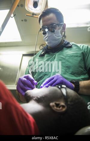 Mer de Chine du Sud (14 avril 2017) Le lieutenant Freeark Dentiste de la Jordanie, de Simi Valley, Californie, procède à un examen dentaire sur Airman Austin Texas, de Richmond, en Virginie, à bord du navire d'assaut amphibie USS Makin Island (DG 8). L'île de Makin, le navire amiral de l'île de Makin groupe amphibie, avec la 11e unité expéditionnaire de Marines embarqués, fonctionne en Indo-Asia-région du Pacifique pour améliorer capacité amphibie avec des partenaires régionaux et de servir de force de réaction-prêt pour tout type d'imprévus. Banque D'Images