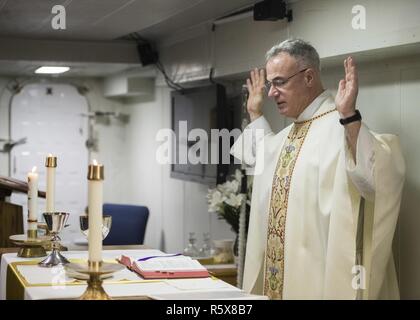 Mer de Chine du Sud (16 avril 2017) navire d'assaut amphibie USS Makin Island (DG 8), aumônier de la Cmdr. Thomas Ianucci, de Virginia Beach, en Virginie, mène des messe de Pâques sur la chapelle du navire. L'île de Makin, le navire amiral de l'île de Makin groupe amphibie, avec la 11e unité expéditionnaire de Marines embarqués, fonctionne en Indo-Asia-région du Pacifique pour améliorer capacité amphibie avec des partenaires régionaux et de servir de force de réaction-prêt pour tout type d'imprévus. Banque D'Images