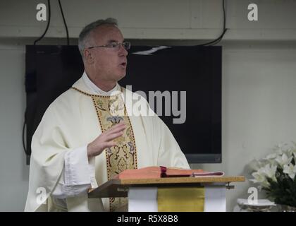 Mer de Chine du Sud (16 avril 2017) navire d'assaut amphibie USS Makin Island (DG 8), aumônier de la Cmdr. Thomas Ianucci, de Virginia Beach, en Virginie, mène des messe de Pâques sur la chapelle du navire. L'île de Makin, le navire amiral de l'île de Makin groupe amphibie, avec la 11e unité expéditionnaire de Marines embarqués, fonctionne en Indo-Asia-région du Pacifique pour améliorer capacité amphibie avec des partenaires régionaux et de servir de force de réaction-prêt pour tout type d'imprévus. Banque D'Images